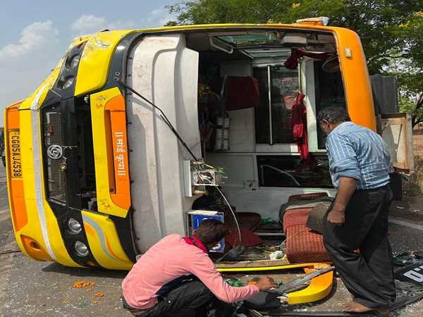 कार-बस की जबरदस्त भिड़ंत, कारोबारी की मौत, ओवरटेक करने के चक्कर में हादसा, अनियंत्रित होकर बस पलटी